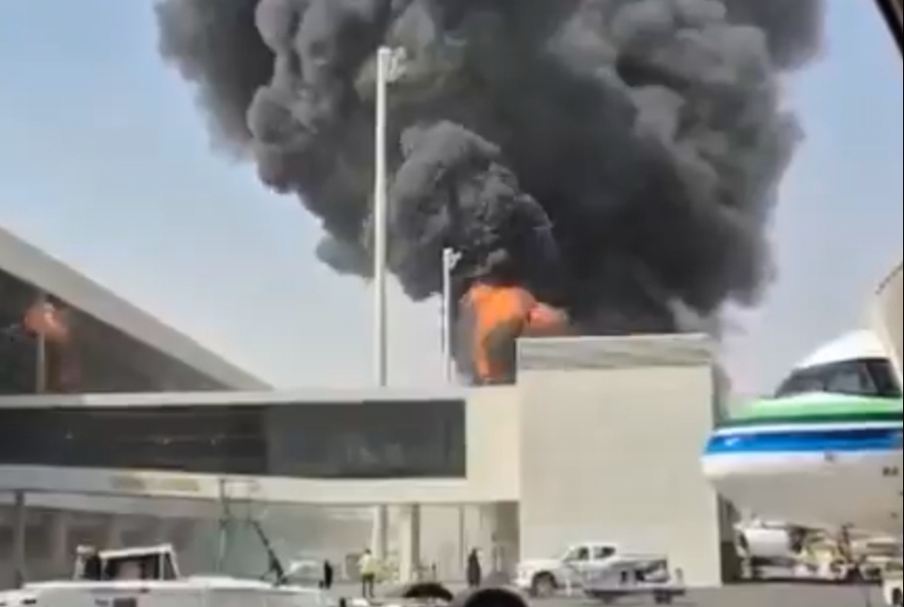 Khói đen và lửa bốc lên tại sân bay quốc tế King Khalid ở thủ đô Riyadh (Saudi Arabia) trong một cuộc tấn công khác cũng trong tuần này - Ảnh: AP