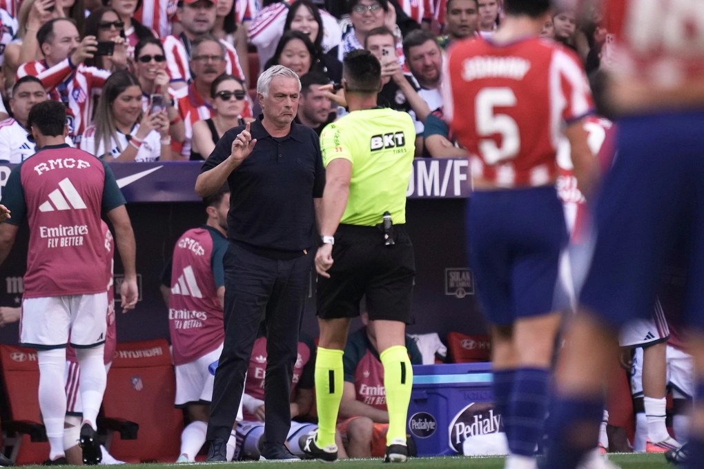 Mourinho (áo đen) trao đổi với trọng tài Miguel Ortiz Arias trong trận Real thua Atletico 1-2 ngày 20/9/2026, ở vòng năm La Liga, tại Madrid, Tây Ban Nha. Ảnh: AP