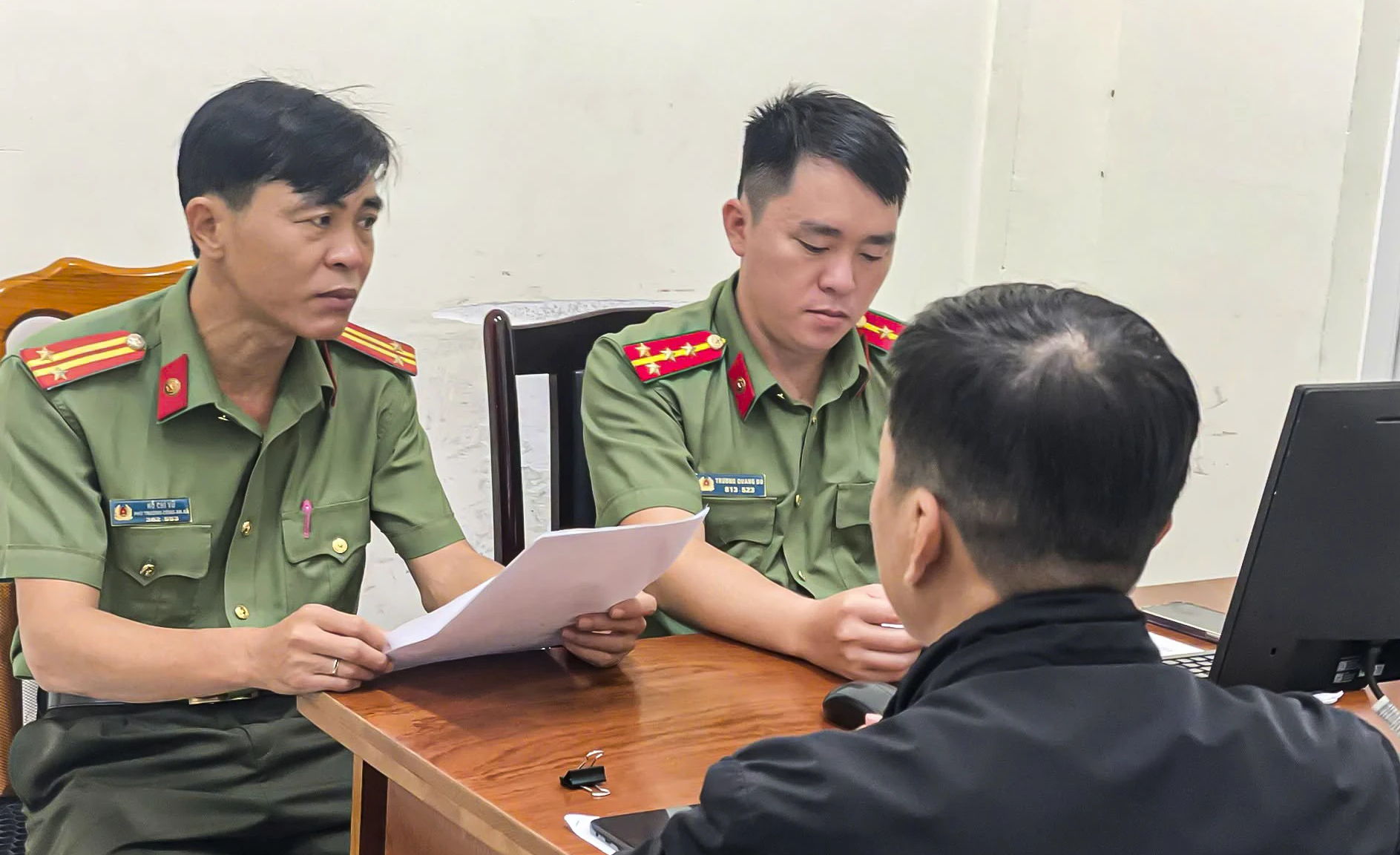 Công an xã Bình Sơn làm việc với người đàn ông chuyển tiếp cuộc gọi đòi nợ sang đường dây nóng của công an xã