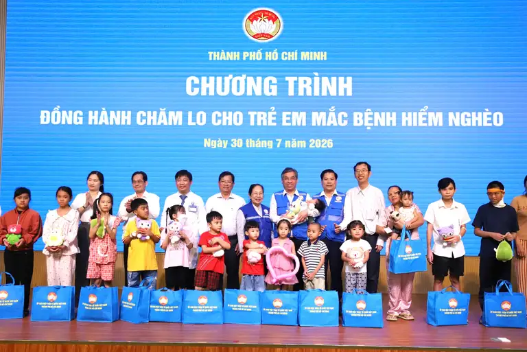 Phó bí thư Thành ủy TP.HCM Nguyễn Phước Lộc trao quà cho các em nhỏ - Ảnh: THU HIẾN