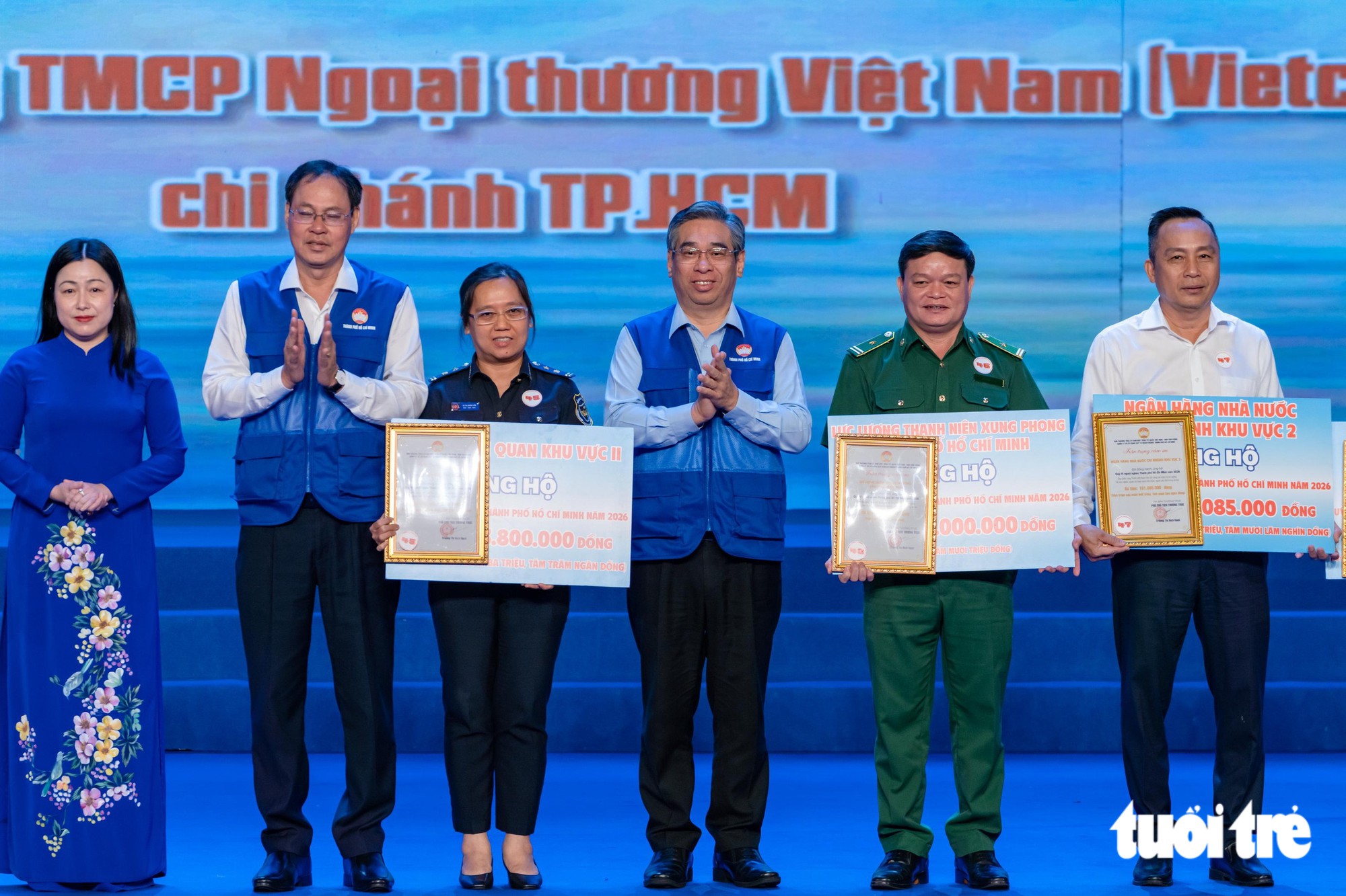 Ông Nguyễn Phước Lộc (thứ ba từ phải qua) tiếp nhận ủng hộ - Ảnh: HOÀI PHƯƠNG