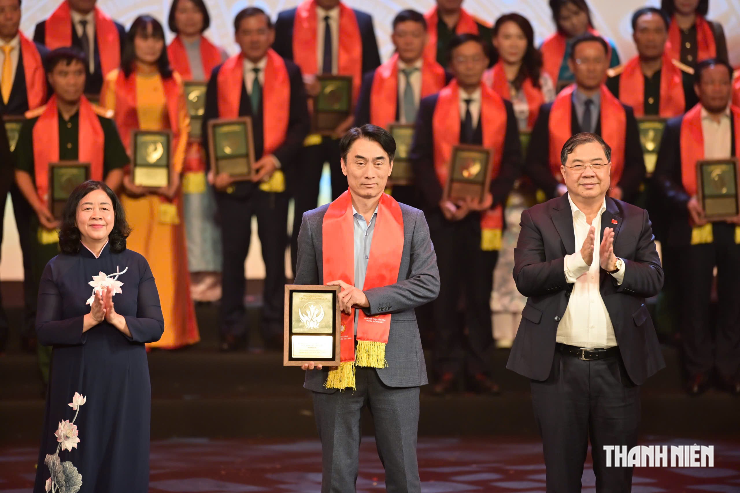 Bà Bùi Thị Minh Hoài và ông Phạm Gia Túc vinh danh các tập thể, cá nhân tiêu biểu
