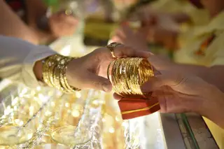 Sau khi áp dụng quy định thanh toán mới khi mua bán vàng, theo ghi nhận của Tuổi Trẻ, mỗi tiệm vàng quy định một cách khác nhau - Ảnh: N.P.