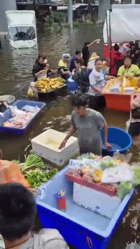 Khu "chợ nổi" trước trung tâm thương mại Pantip Plaza ở quận Bang Kapi, Bangkok. Video: X/ThaiEnquirer