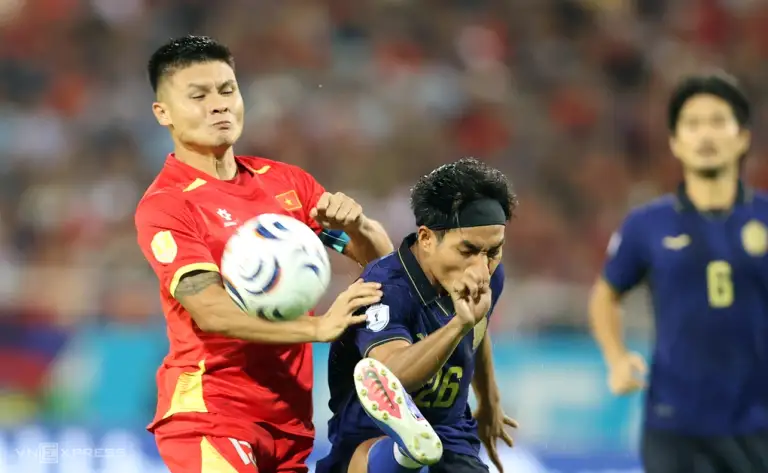 Nguyễn Quang Hải tranh bóng khi Việt Nam thắng Campuchia 3-1 ở lượt cuối bảng A ASEAN Cup 2026 trên sân Mỹ Đình, Hà Nội ngày 7/8. Ảnh: Đức Đồng