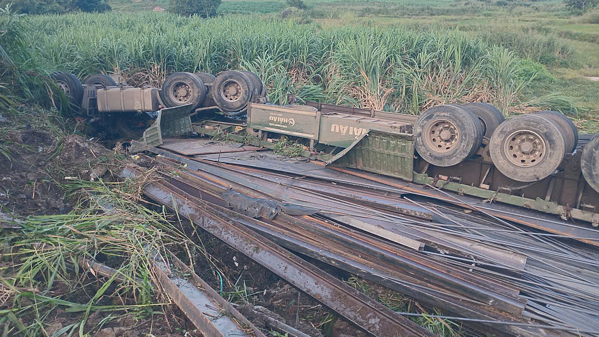 Xe đầu kéo chở sắt thép lật, hai người chết