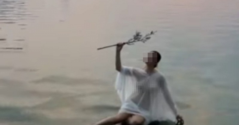Ăn mặc phản cảm chụp "concept" giữa hồ, hot girl khiến CĐM phải nhăn mặt