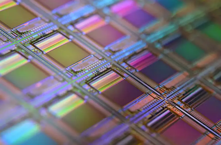Dây chuyền sản xuất chip nhớ, phần lớn công suất hiện được ưu tiên cho bộ nhớ băng thông cao phục vụ AI - Ảnh: Internet