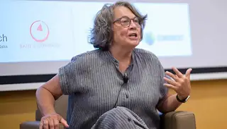 Patty McCord, cựu giám đốc nhân sự Netflix, trong buổi trò chuyện tại Trường Kinh doanh IESE năm 2025. Ảnh: Trường Kinh doanh IESE