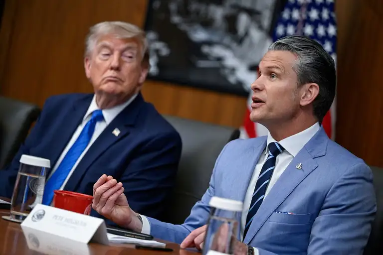 Ông Trump lắng nghe Bộ trưởng Pete Hegseth phát biểu trong một cuộc họp nội các tại Trại David ở Thurmont, bang Maryland, Mỹ - Ảnh: REUTERS