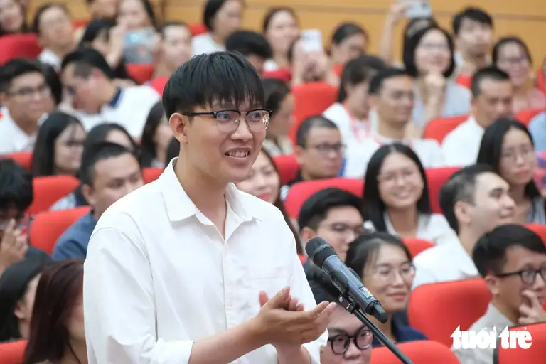Thủ khoa bác sĩ nội trú y khoa Nguyễn Đức Anh Quân trong phần chọn chuyên ngành chiều 9-9 - Ảnh: NGUYÊN BẢO