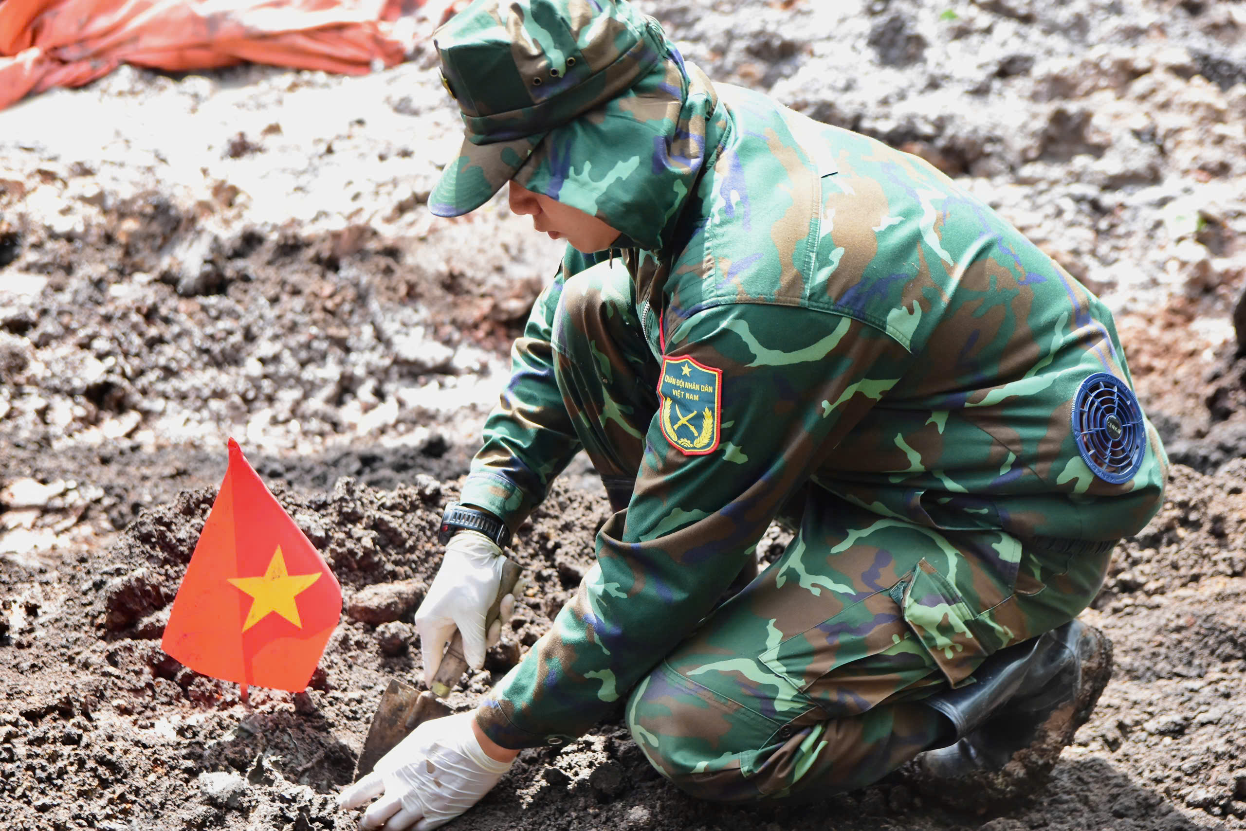 Chiến sĩ đội K74 thực hiện nhiệm vụ quy tập hài cốt liệt sĩ tại công viên Lê Thị Riêng