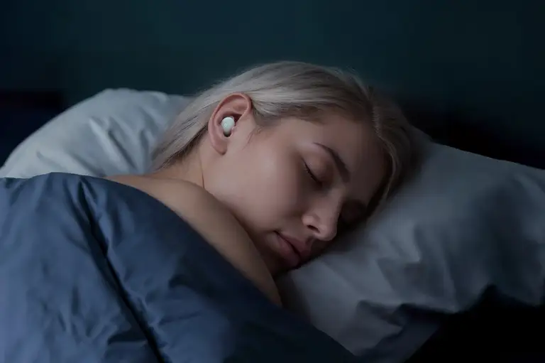 Người dùng sử dụng SOUNDCORE SLEEP A30 - Ảnh: S.PHOTOGRAPHIC