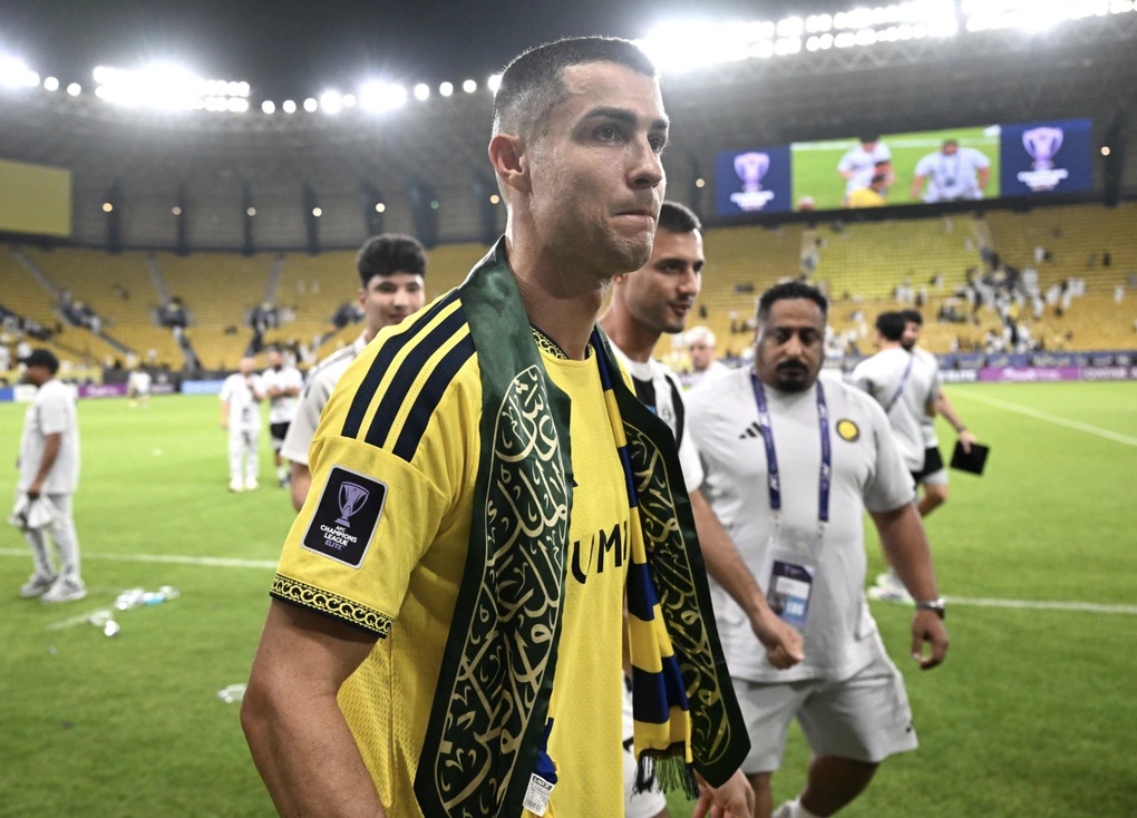 Ronaldo quàng khăn in quốc kỳ Arab Saudi sau trận Al Nassr thắng Neftchi Fergana ở AFC Champions League Elite trên sân Al Awwal Park, Riyadh, Arab Saudi ngày 12/10/2026. Ảnh: Reuters