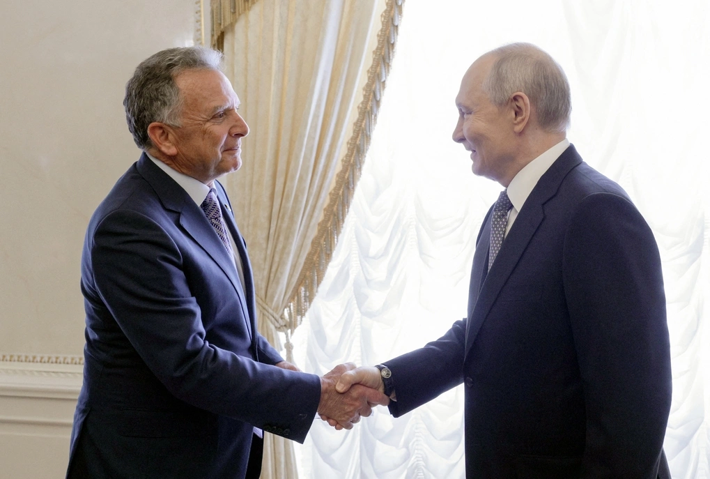 Đặc phái viên Mỹ Steve Witkoff (trái) bắt tay Tổng thống Nga Vladimir Putin trong cuộc gặp tại St. Petersburg ngày 21/10. Ảnh: AFP