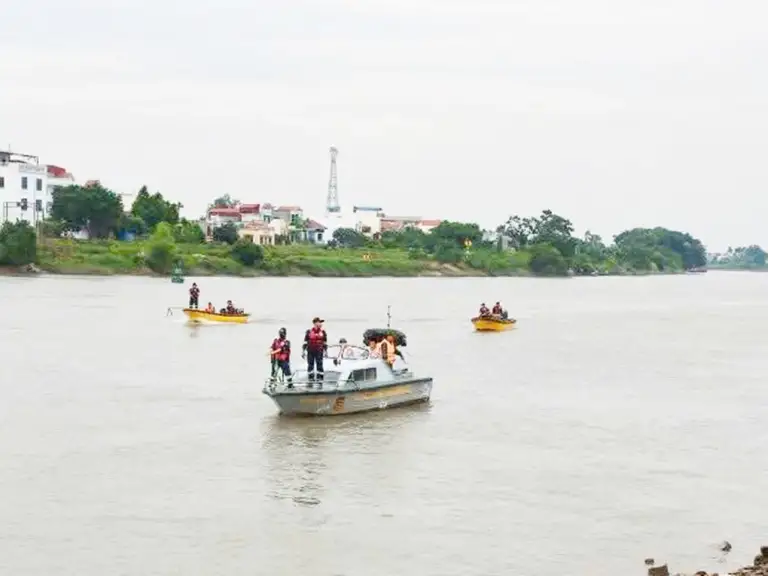 Các đơn vị tìm kiếm thiếu tá Trần Văn Tùng và nam thanh niên nhảy cầu, ngày 13/9. Ảnh: Đội 116