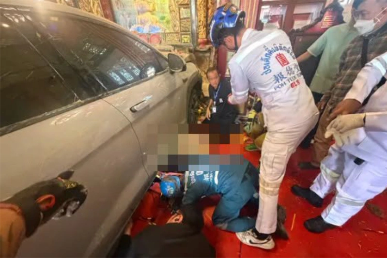 Lực lượng cứu hộ đang tìm cách đưa nạn nhân kẹp dưới gầm xe ra ngoài. Ảnh: FM91 Trafficpro