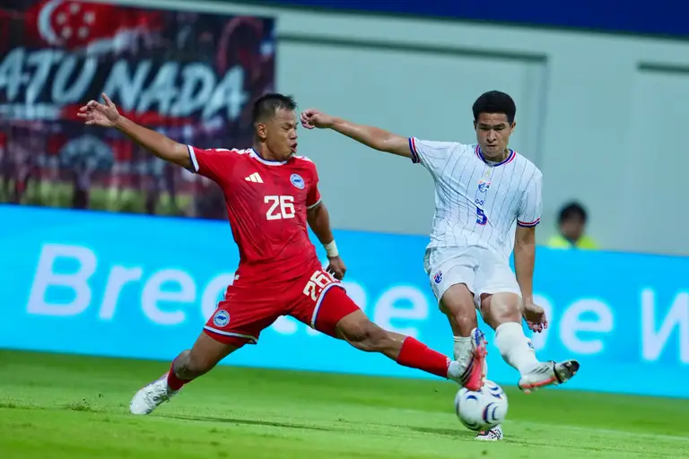 Thái Lan (áo trắng) thắng Singapore ở lượt đi bán kết ASEAN Cup - Ảnh: FAT
