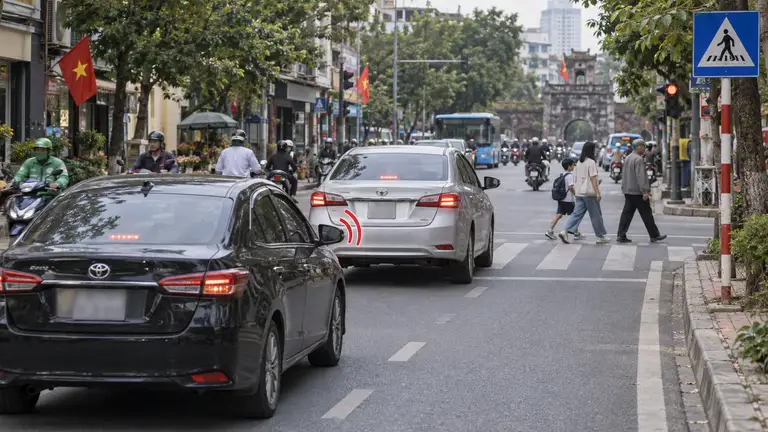 Theo quy định hiện hành, còi ô tô được pháp luật xem là tín hiệu sử dụng khi cảnh báo các phương tiện khác hoặc báo hiệu khi xe chuẩn bị vượt