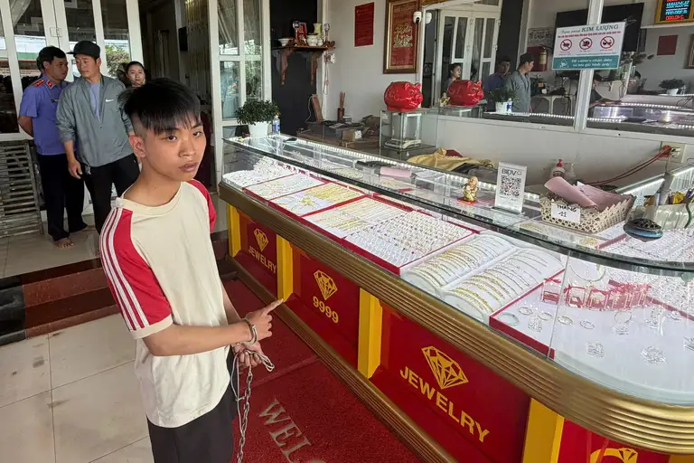 Trịnh Vũ Phúc Lộc được đưa đến xã D'Ran dựng lại hiện trường vụ cướp tiệm vàng