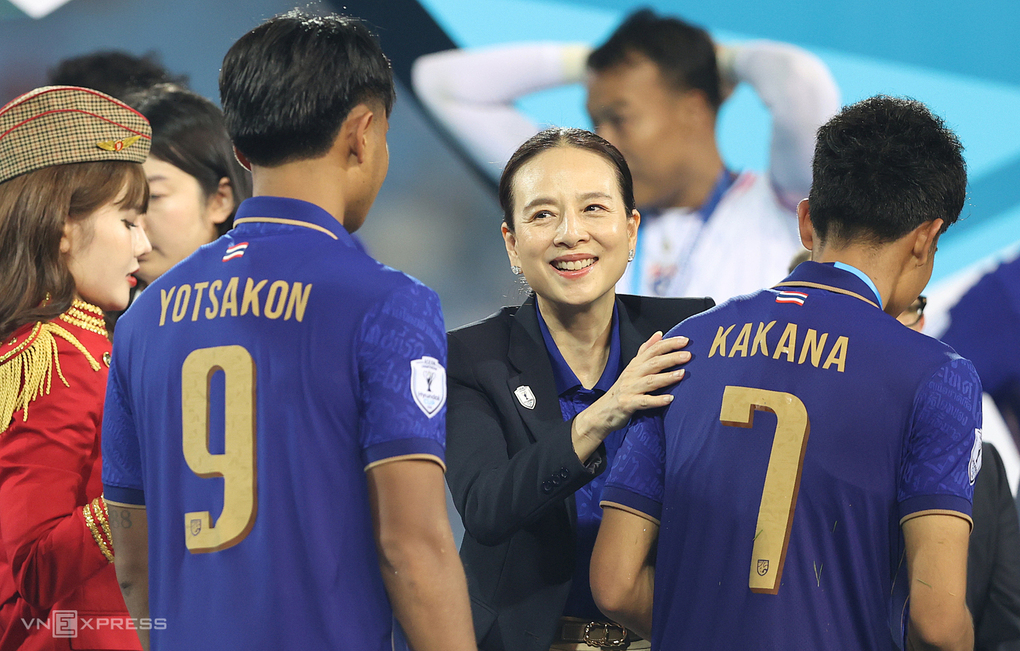 Madam Pang động viên cầu thủ Thái Lan trong lễ trao giải sau khi Thái Lan hòa Việt Nam 2-2 ở lượt về chung kết ASEAN Cup 2026 trên sân Mỹ Đình, Hà Nội tối 26/8. Ảnh: Đức Đồng
