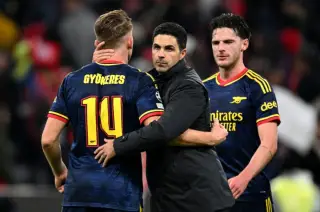 HLV Mikel Arteta ôm Viktor Gyokeres sau trận. Ảnh: Arsenal FC