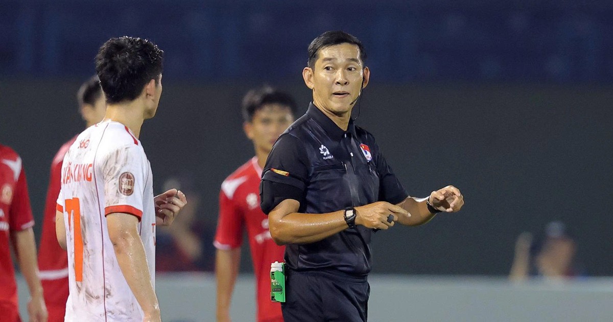 Cựu trọng tài V-League: VAR cứu trọng tài Trần Ngọc Nhớ khỏi quyết định sai lầm