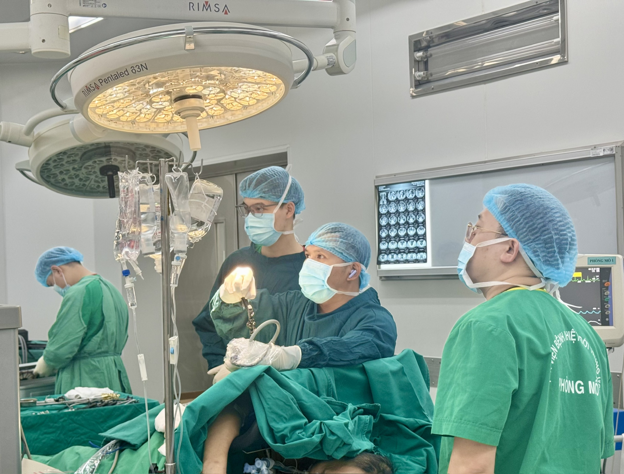 Nam bệnh nhân "ho ra phân" được phẫu thuật điều trị tại Bệnh viện Bệnh nhiệt đới T.Ư