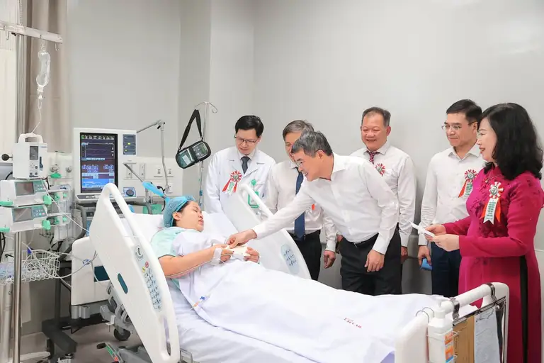 Sau lễ khai trương, Thủ tướng Lê Minh Hưng thăm bệnh nhân vừa được phẫu thuật tại Bệnh viện Việt Đức - Ảnh: BVCC