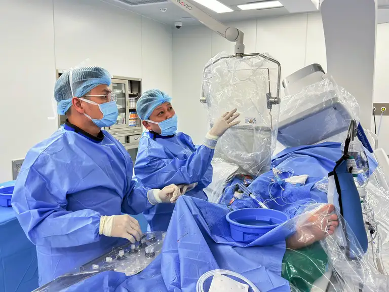 Bác sĩ Bệnh viện Chợ Rẫy phối hợp Bệnh viện Mặt Trời Phú Quốc (An Giang) điều trị kịp thời cho hai bệnh nhân nhồi máu cơ tim cấp - Ảnh: Bệnh viện cung cấp