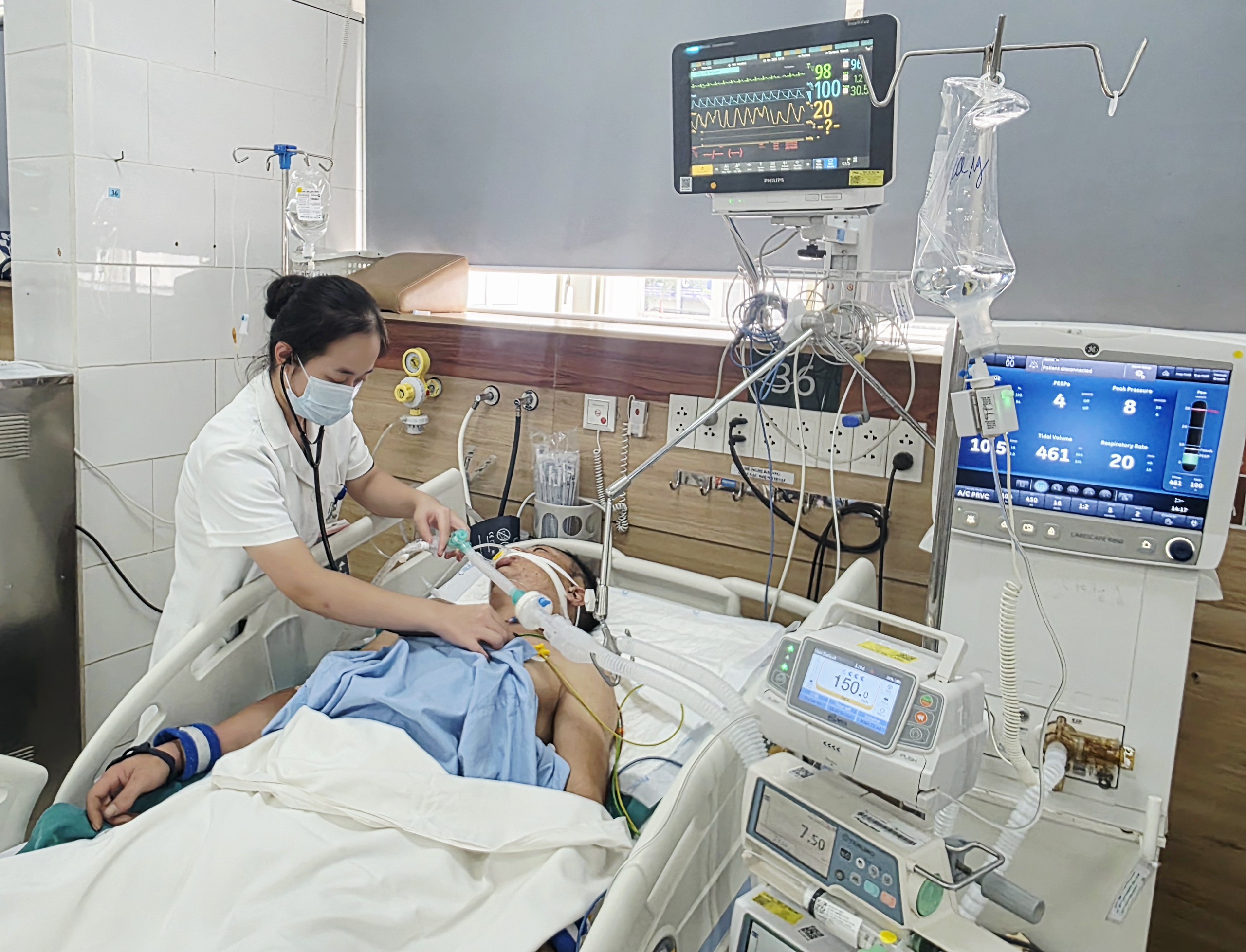 Bệnh nhân nặng đang được điều trị tích cực - Ảnh: BVCC