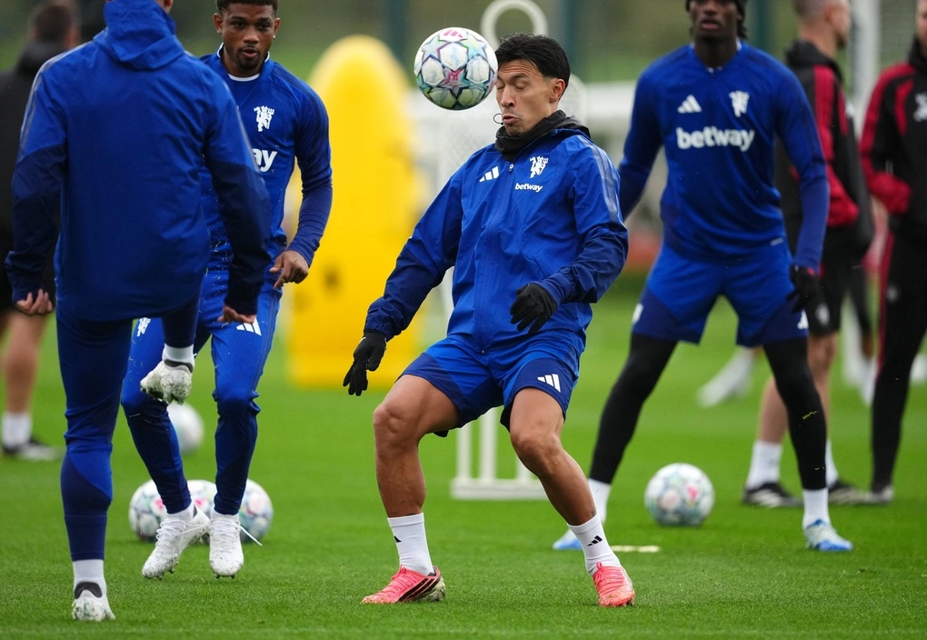 Lisandro Martinez trong buổi tập tại trung tâm Carrington, Manchester, Anh ngày 12/10/2026. Ảnh: AP