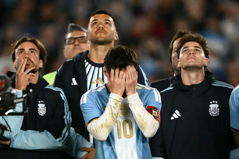 Messi không thể giấu nỗi nước mắt - Ảnh: AFP