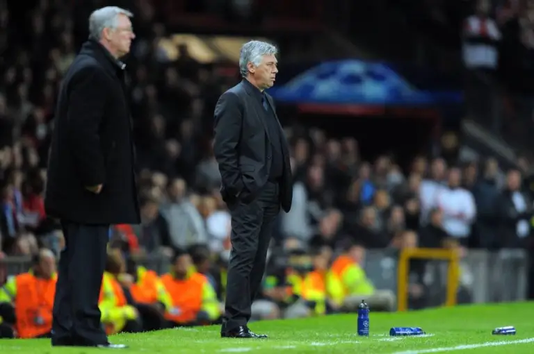 HLV Alex Ferguson (trái) quan sát trận Chelsea - Man Utd ở Ngoại hạng Anh mùa 2010-2011. Ảnh: AFP