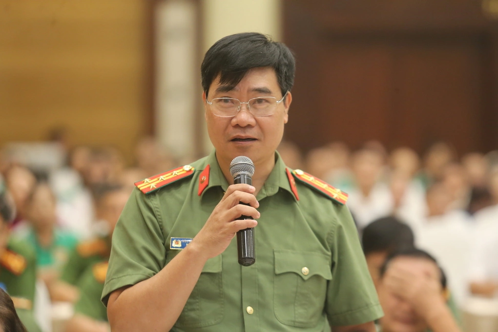 Đại tá Nguyễn Hồng Quân trả lời tại diễn đàn. Ảnh: Gia Chính