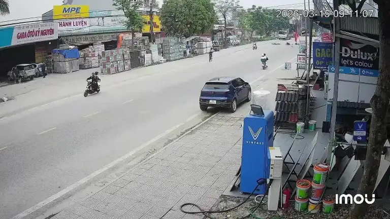 Tình huống tương tự, tốc độ cao, hai học sinh đi xe máy lao thẳng vào hông ôtô đang rẽ trái, hôm 15/3 tại xã Lâm Thao, Phú Thọ. Video: CTV