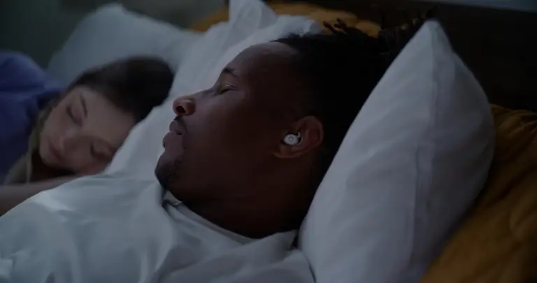 Ozlo Sleepbuds có thể 'lọc' những âm thanh sóng biển dễ chịu giữa tiếng ngáy - Ảnh: CNET