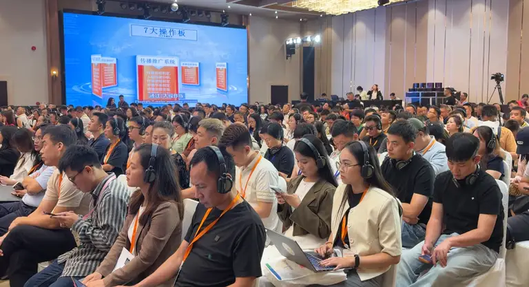 Nhiều doanh nghiệp Việt Nam và Trung Quốc tham dự hội thảo cho các cơ hội kết nối, tìm hiểu thêm thị trường - Ảnh: NGHI VŨ