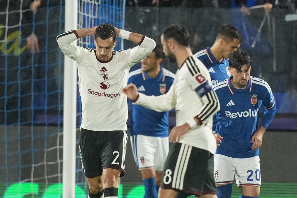 Diogo Dalot phản ứng sau khi bỏ lỡ cơ hội ghi bàn trong trận Man Utd gặp Como ở vòng phân hạng Champions League tại Como, Italy, ngày 21/10/2026. Ảnh: AP