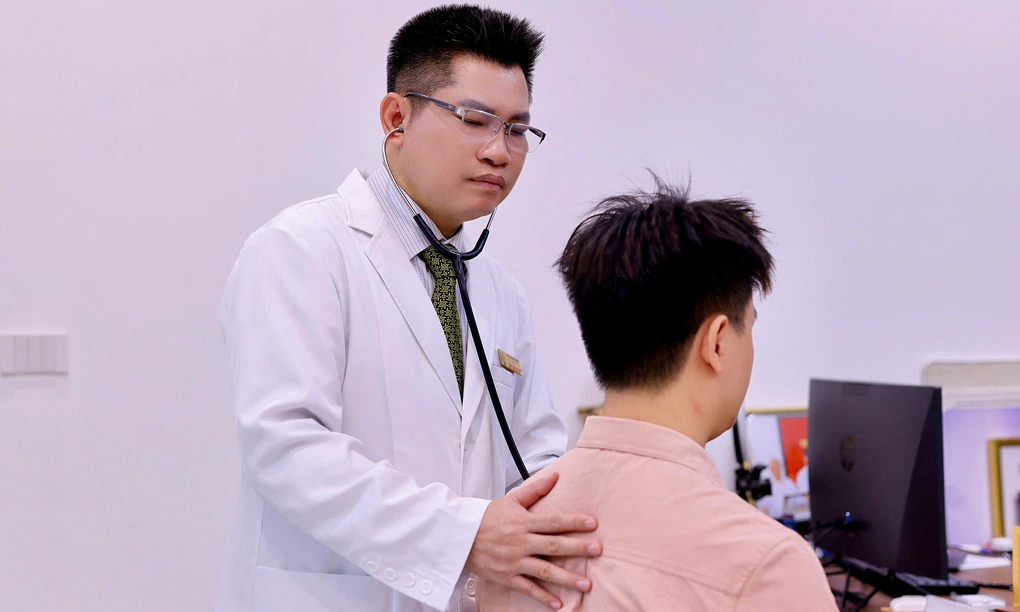 Bác sĩ Uân thăm khám cho một bệnh nhân. Ảnh: Lê Nga