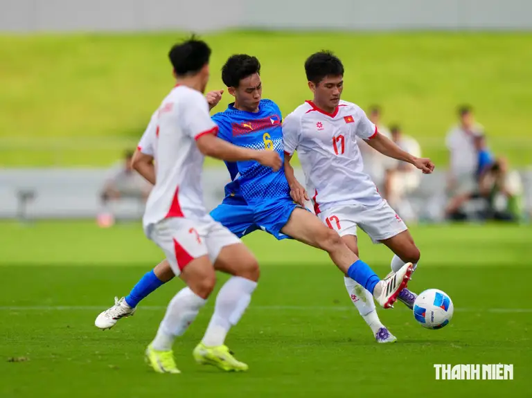Sandro Reyes (giữa) đang thi đấu cho đội U.23 Philippines tại ASIAD 20 trong trận gặp U.23 Việt Nam chiều 18.9. Anh vẫn có tên dự FIFA ASEAN Cup và sẽ tiếp tục gặp đội tuyển Việt Nam ngày 26.9 tới đây