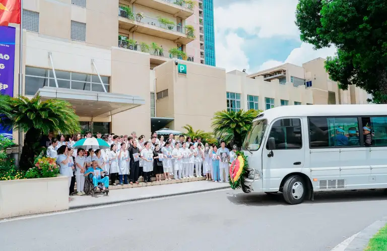 Các y bác sĩ Bệnh viện Bạch Mai tiễn biệt giáo sư Vũ Văn Đính - Ảnh: BVCC