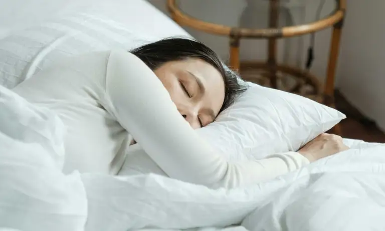 Những người ngủ ít hơn 6 tiếng mỗi đêm có nguy cơ mắc ung thư cao hơn 41% so với người bình thường. Ảnh: Pexels