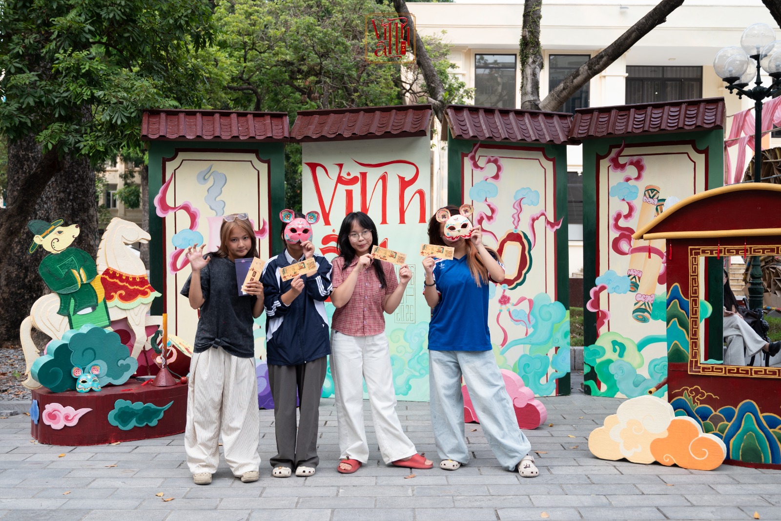 Photobooth Wings Up 2026 đưa tranh Đông Hồ và Trạng Tý vào sân trường Báo - Ảnh 4.