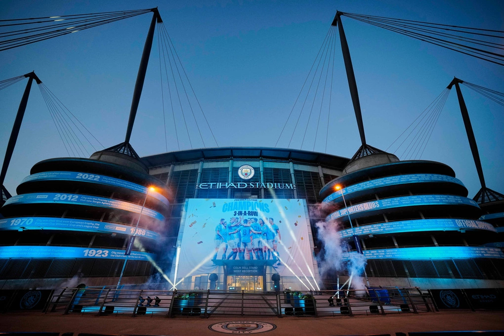 Biểu ngữ mừng chức vô địch Ngoại hạng Anh của Man City được thắp sáng bên ngoài sân Etihad, thành phố Manchester, ngày 20/5/2023. Ảnh: AP