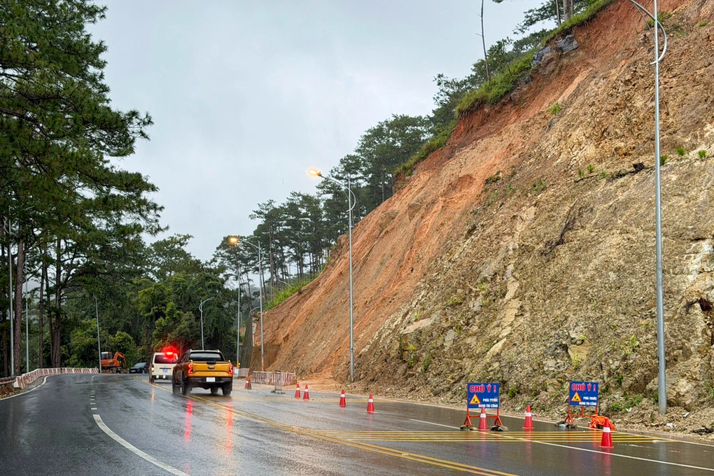 Chính quyền địa phương đặt biển cảnh báo tại vị trí sạt lở, chiều 22/9. Ảnh: Khánh Hương
