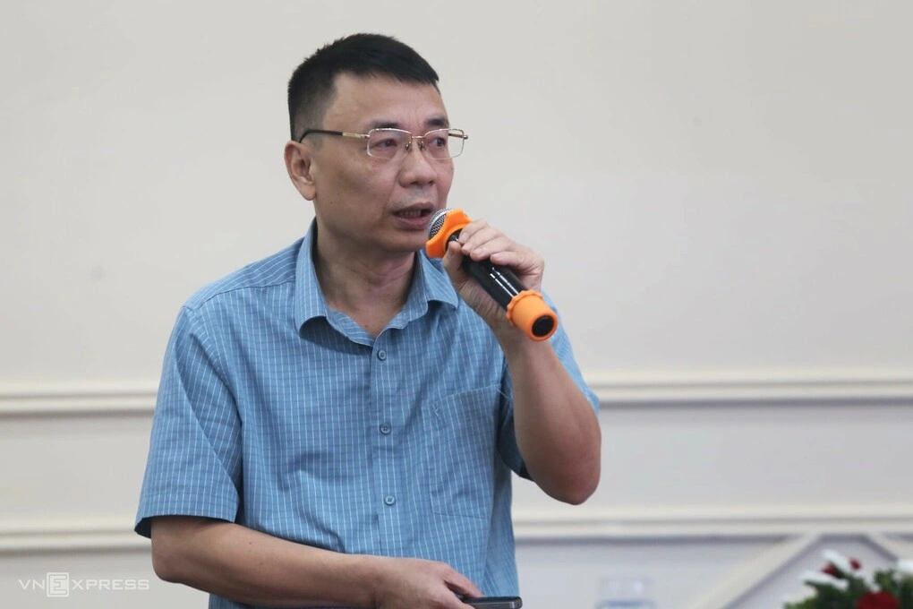 TS Nguyễn Hữu Quyền nói tại buổi công bố kịch bản biến đổi khí hậu, sáng 9/10. Ảnh: Gia Chính