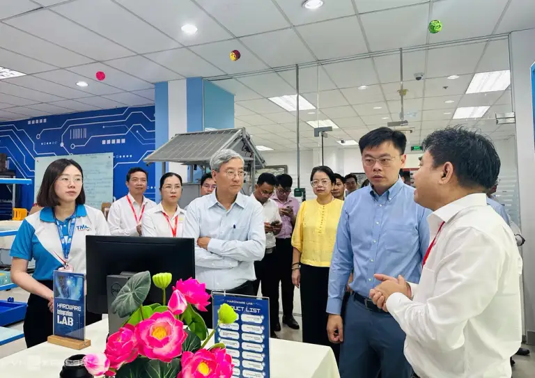 Phó chủ tịch UBND TP HCM Trương Minh Huy Vũ (áo xanh) nghe đại diện TMA Solutions, trụ sở QTSC, nói về mô hình hoạt động. Ảnh: Lê Tuyết