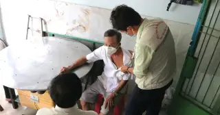 Theo chân Đội chăm sóc sức khỏe liên tục đến từng nhà giữa tâm dịch não mô cầu ở TP.HCM
