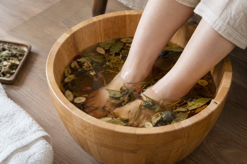 Ngâm chân bằng nước ấm giúp tinh thần thư giãn, ngủ ngon. Ảnh tạo bởi AI